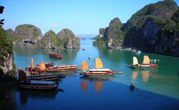 350px-cruises_in_halong_bay-2
